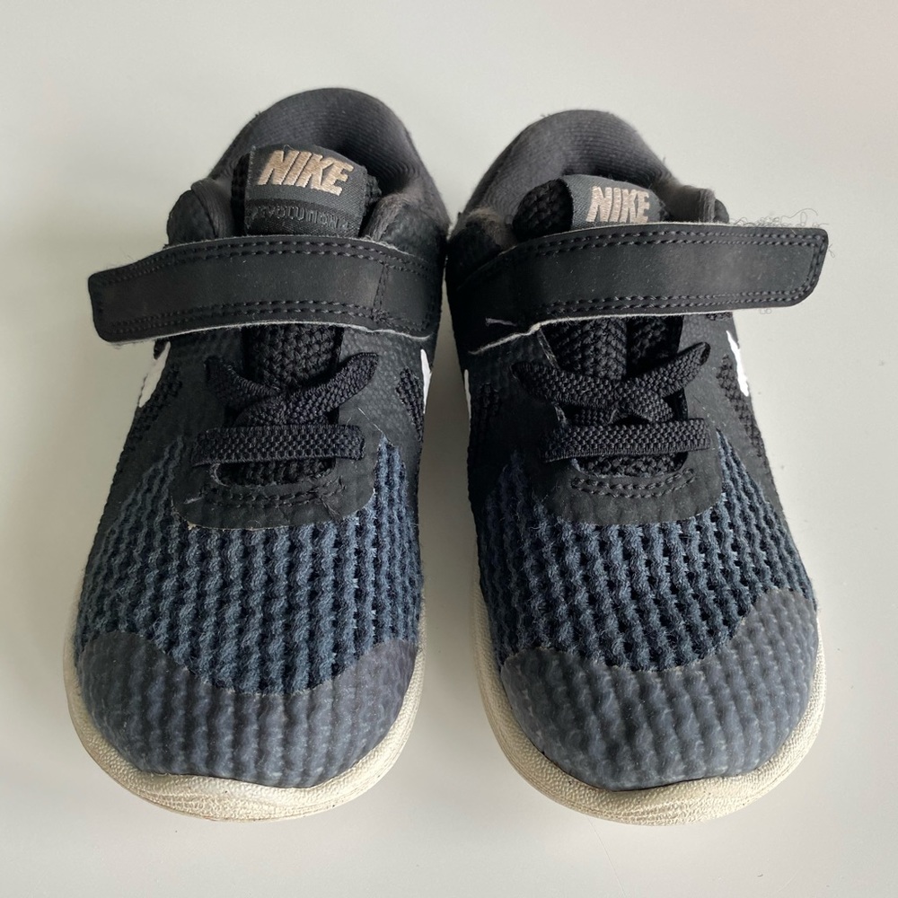 Nike boys black sneaker 8 toddler